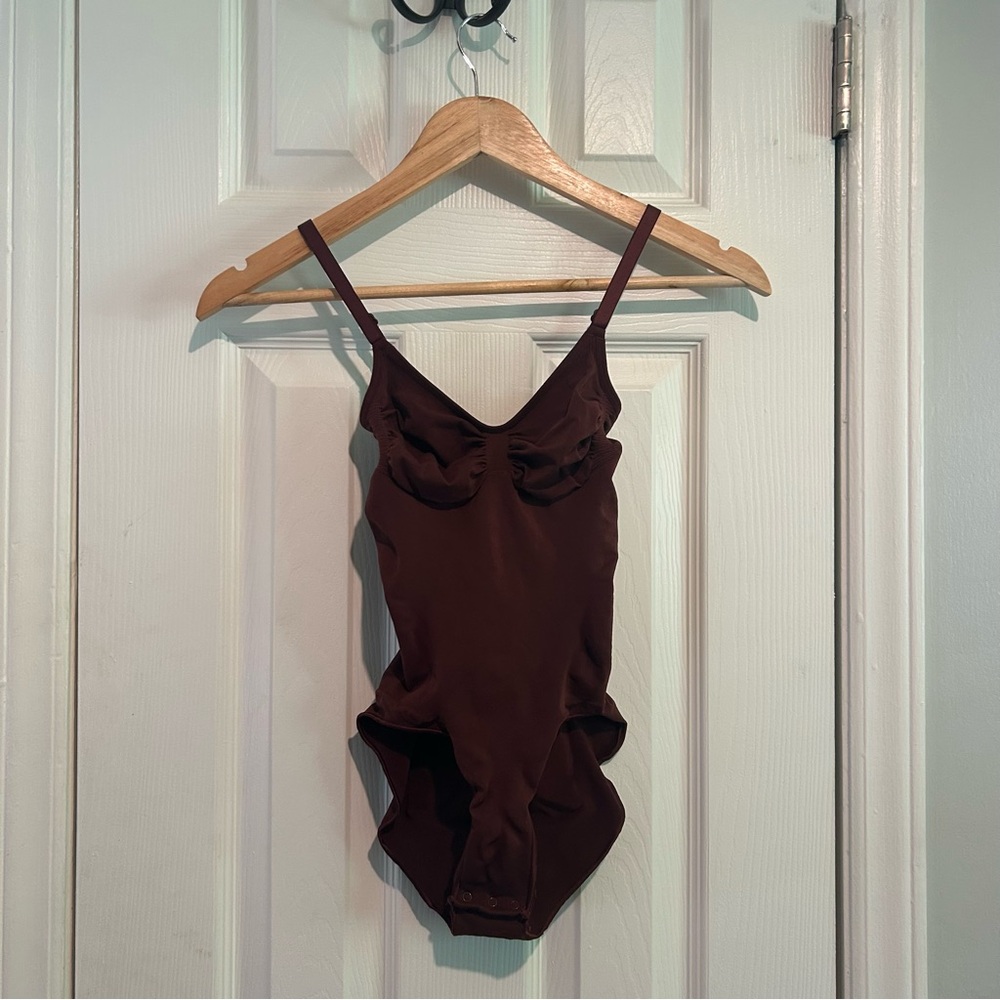 SKIMS Seamless Sculpt Bodysuit Brief in Brown - Size Medium - Picture 3 of 10